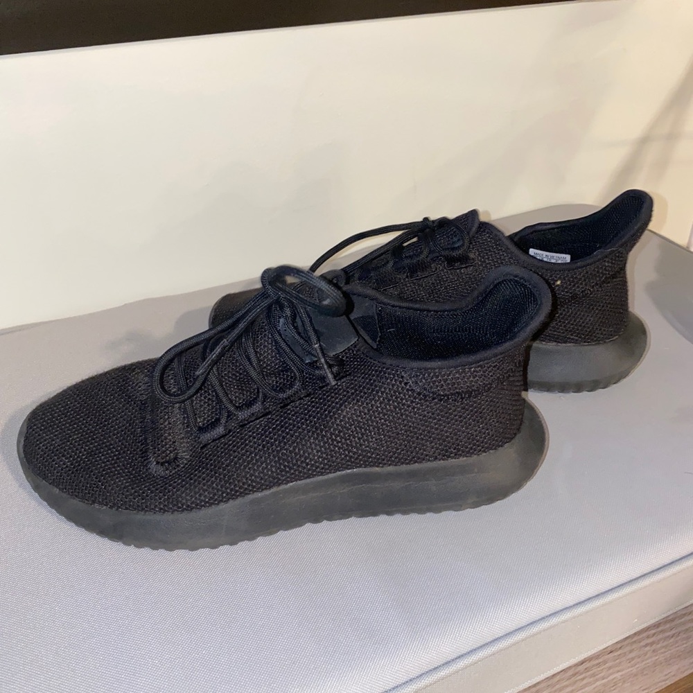 JET BLACK ADIDAS SNEAKERS
